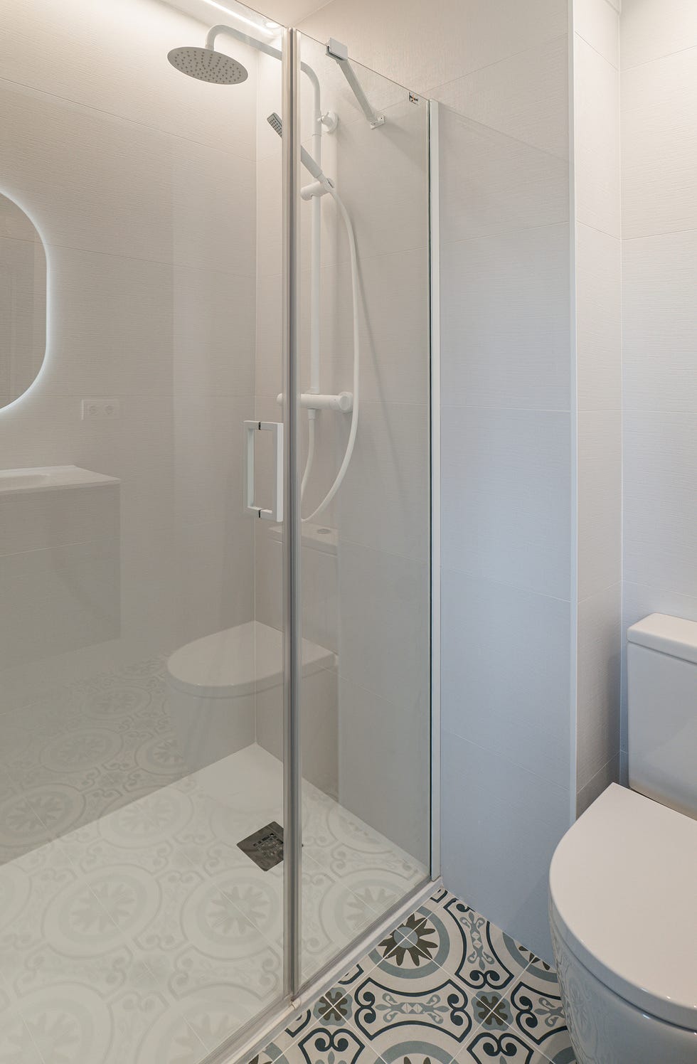 baño con ducha y suelo hidráulico
