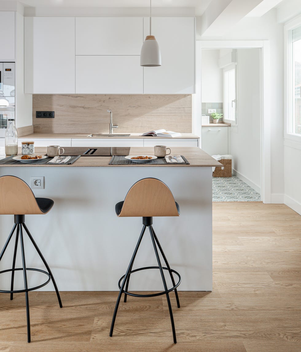 cocina en blanco y madera con isla