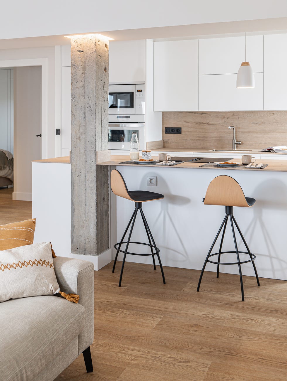 cocina en blanco y madera con isla