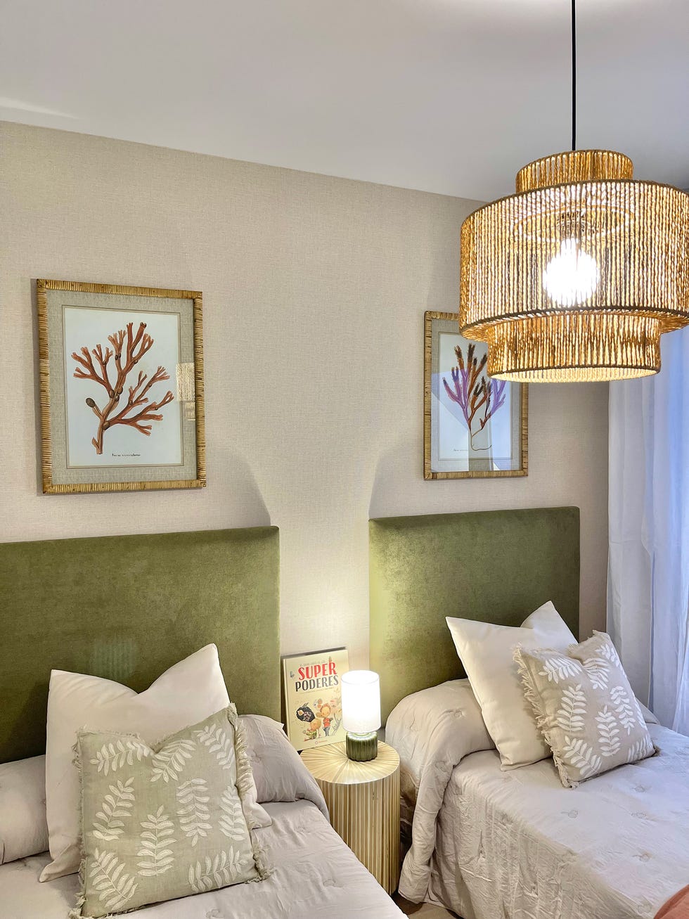 habitación con dos camas y cabeceros de terciopelo verde