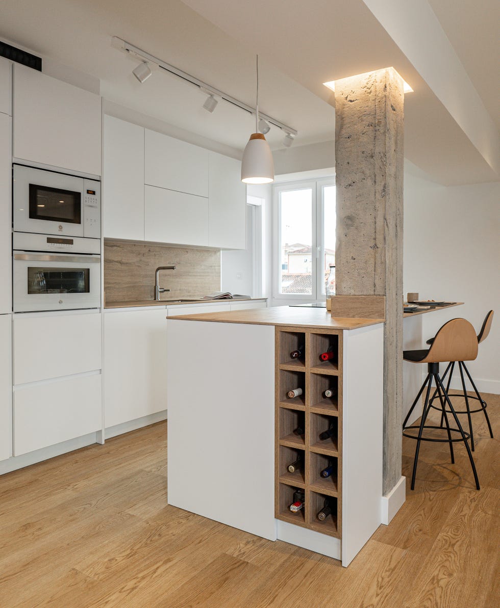 cocina en blanco y madera con isla