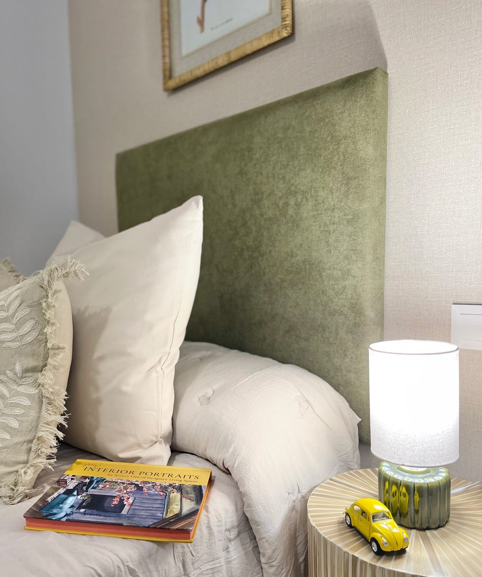 cama con cabecero de terciopelo verde
