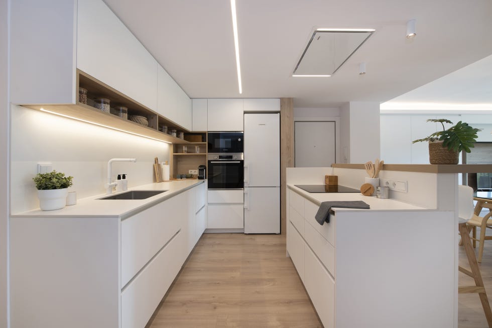 cocina blanca moderna con barra americana