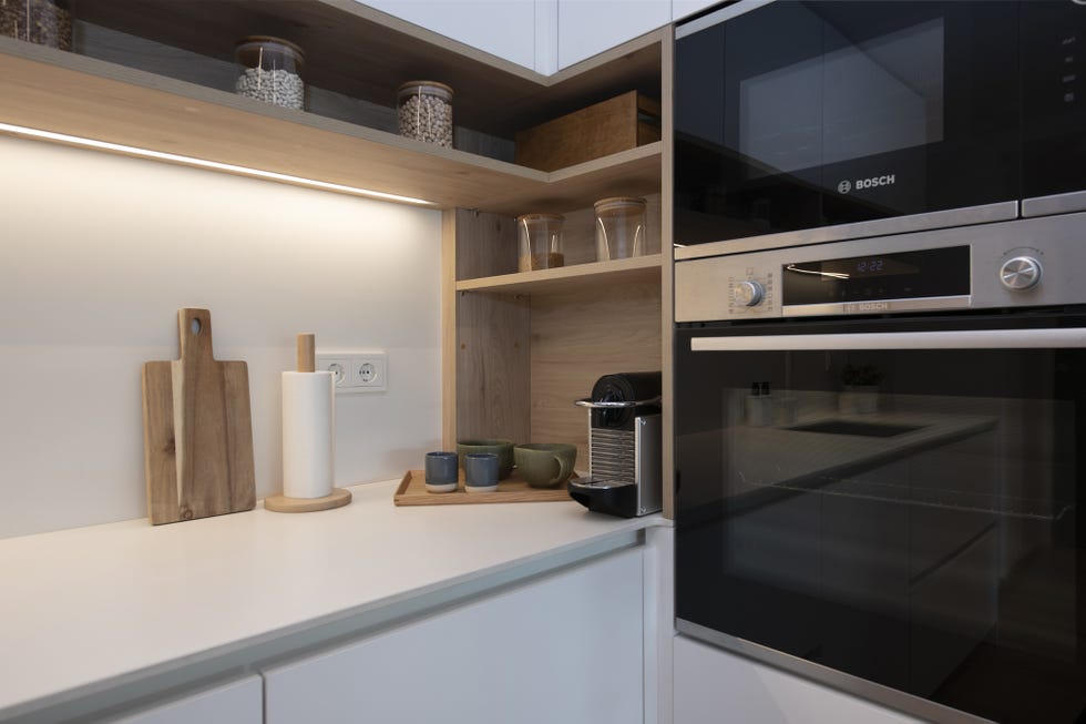 cocina blanca con estanterías de madera