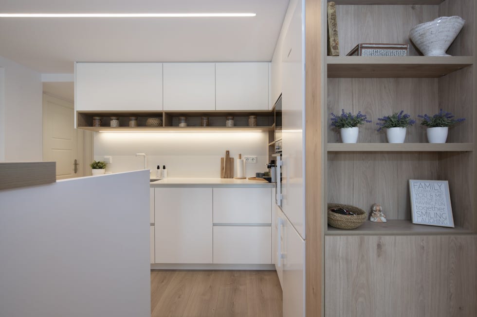 cocina blanca moderna con estantería de madera