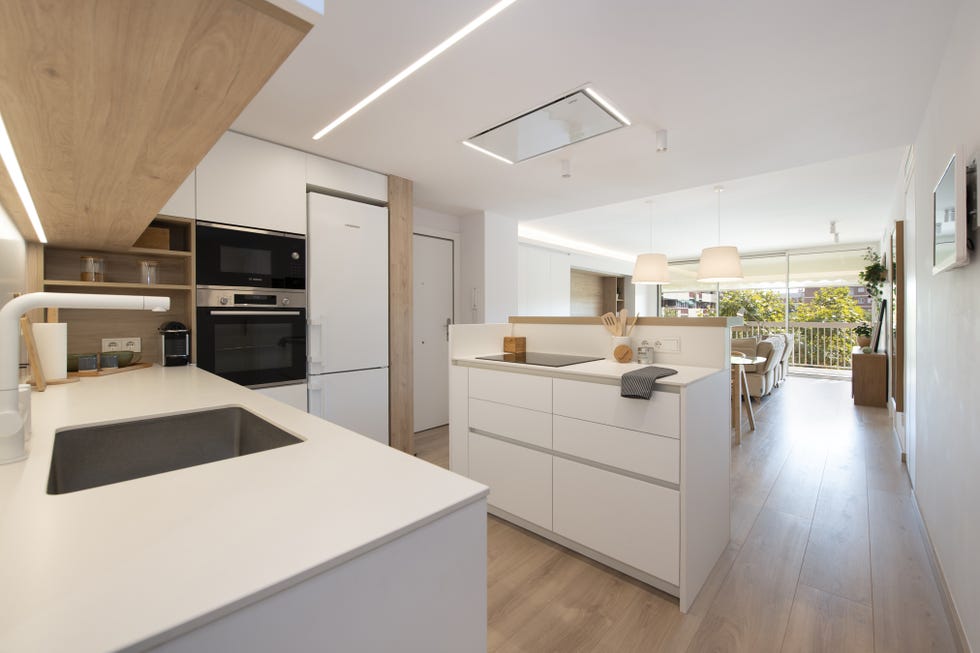 cocina blanca moderna con barra americana