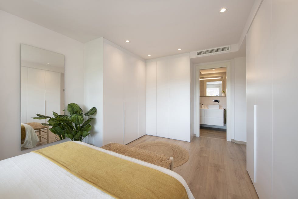 dormitorio de diseño nórdico en color blanco con armarios a medida