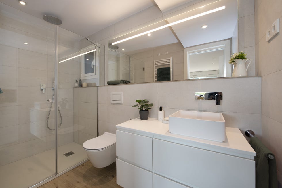 baño moderno en color blanco con ducha