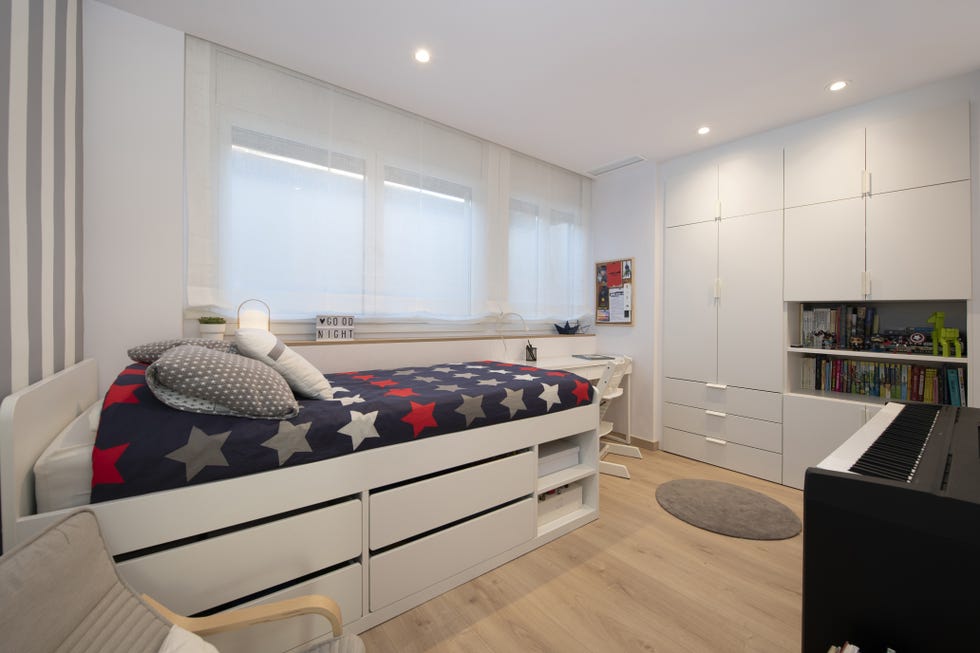 habitación infantil de diseño nórdico con muebles de color blanco