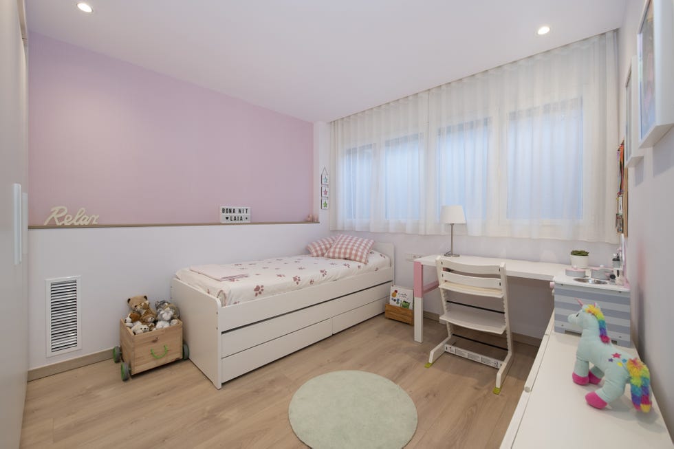 habitación infantil de diseño nórdico decorada en blanco y rosa