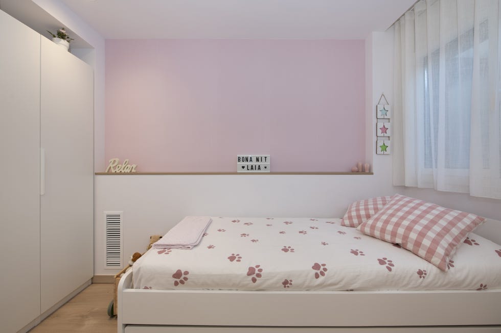habitación infantil de diseño nórdico decorada en blanco y rosa