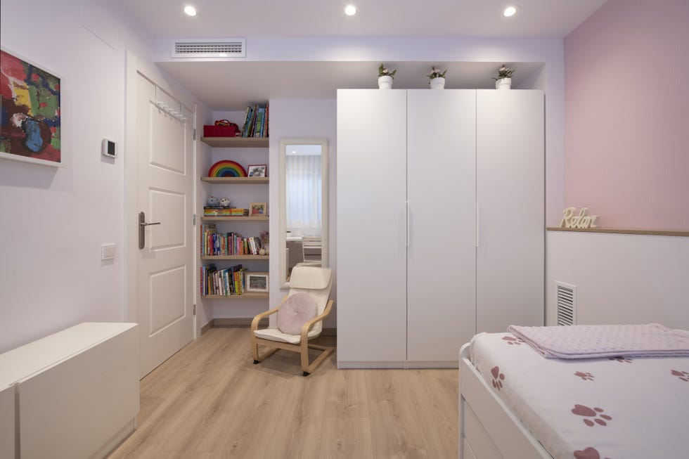 habitación infantil de diseño nórdico decorada en blanco y rosa