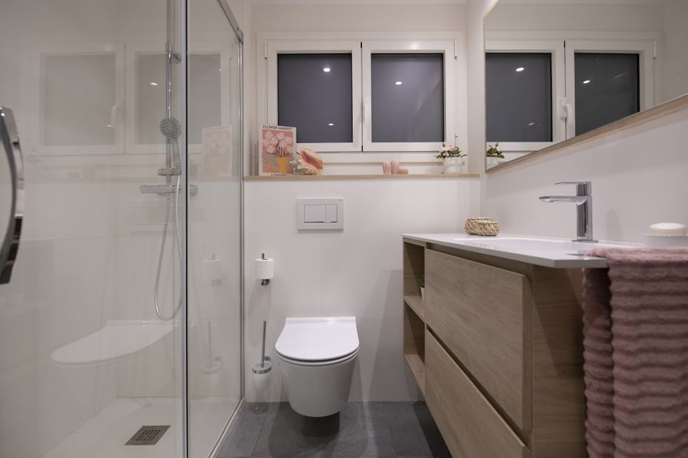 baño moderno con ducha y mueble de madera suspendido