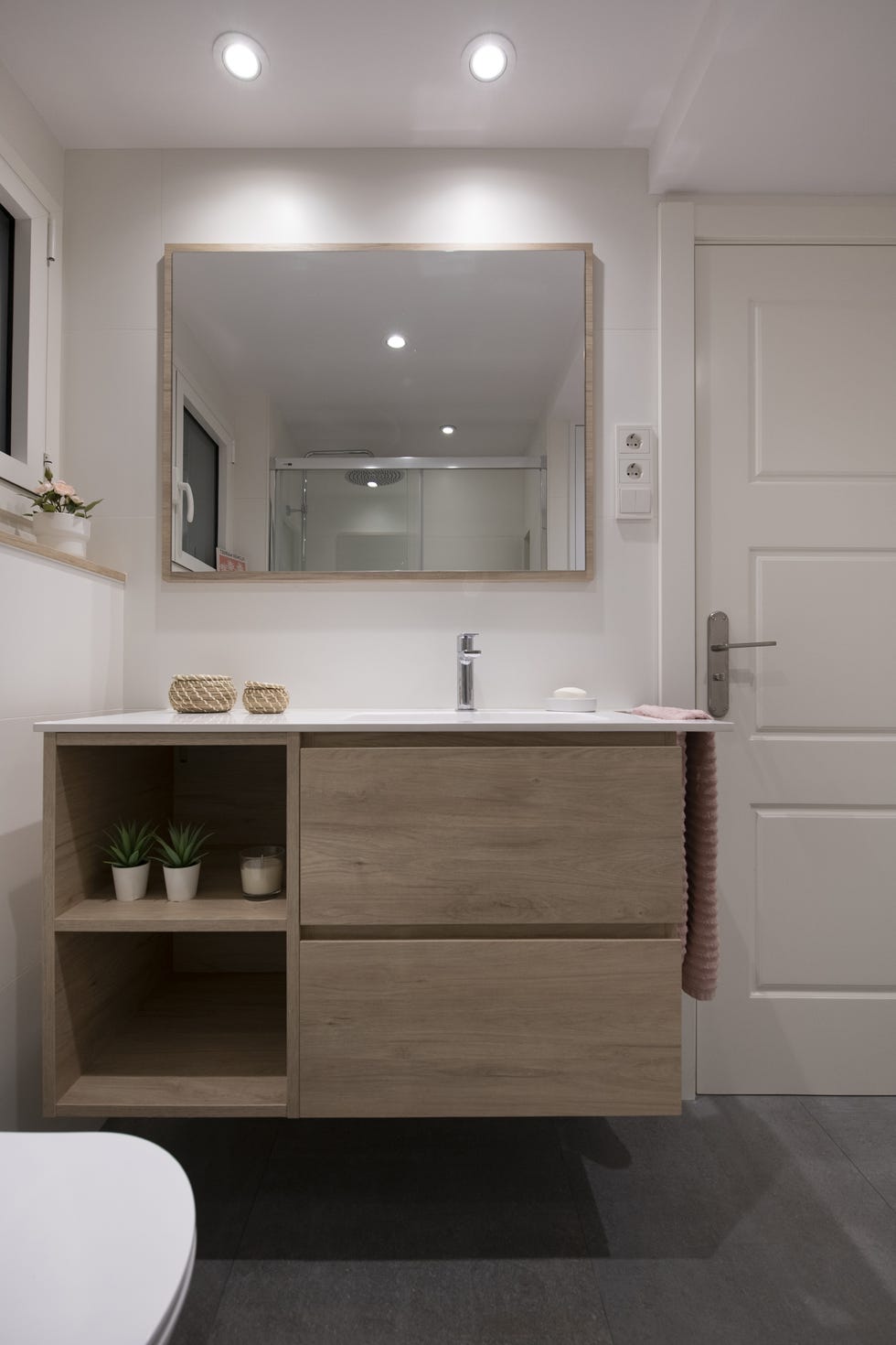 baño moderno con mueble de madera suspendido