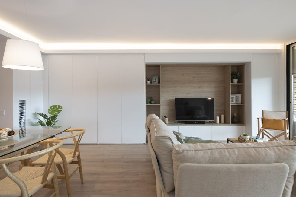 salón comedor de diseño nórdico con armario blanco a medida