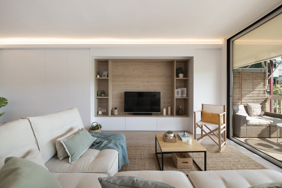 salón de diseño nórdico con pantalla para el proyector