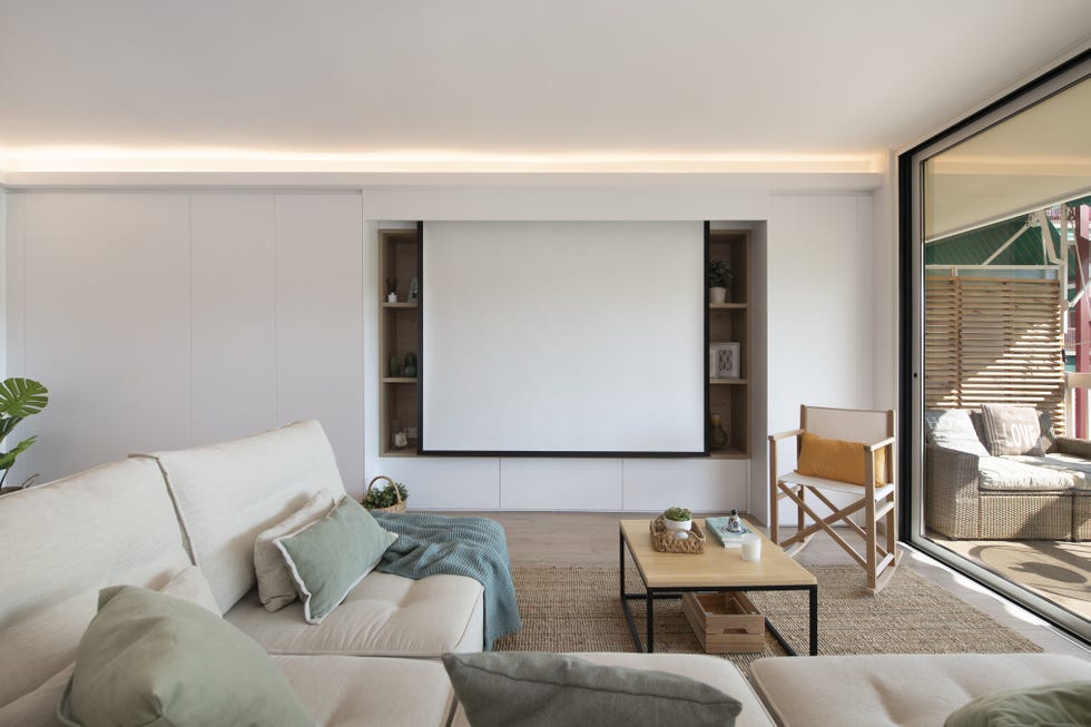 salón de diseño nórdico con pantalla para el proyector