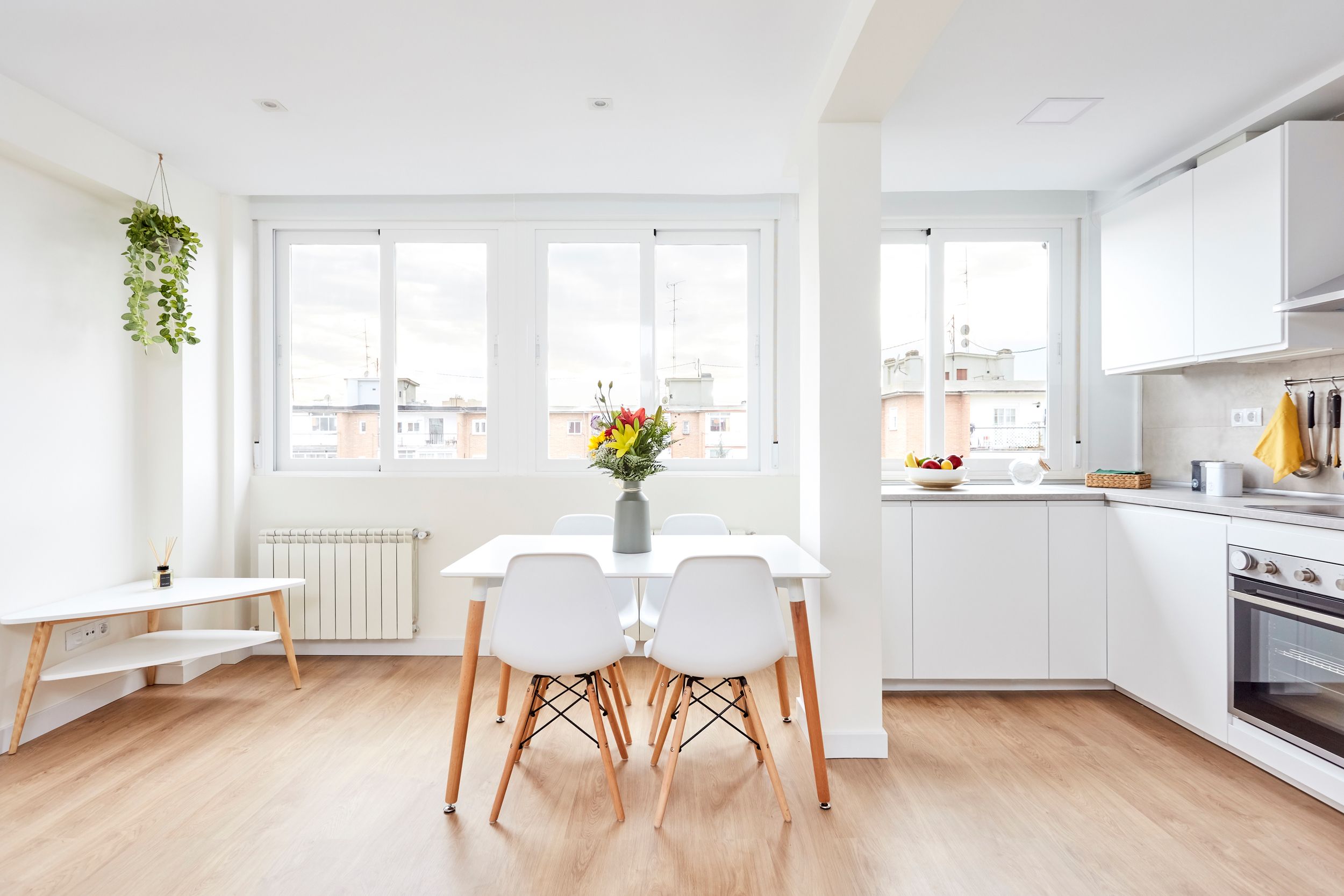 Un apartamento con terraza y decorado con estilo nórdico