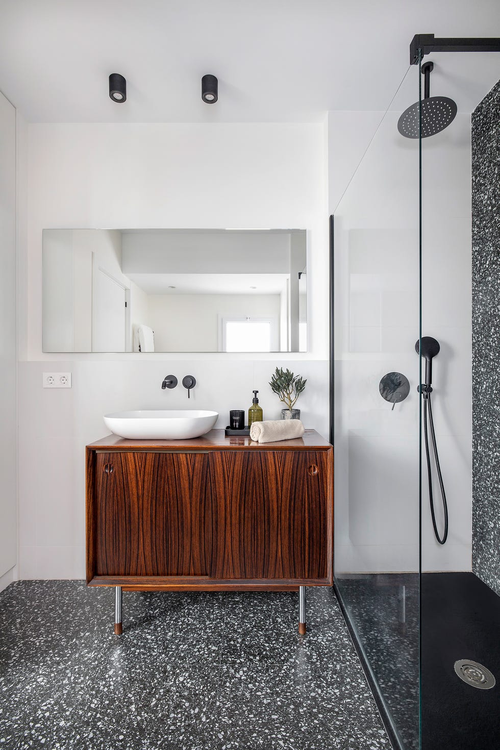 baño vintage con mueble de madera y revestimientos de terrazo
