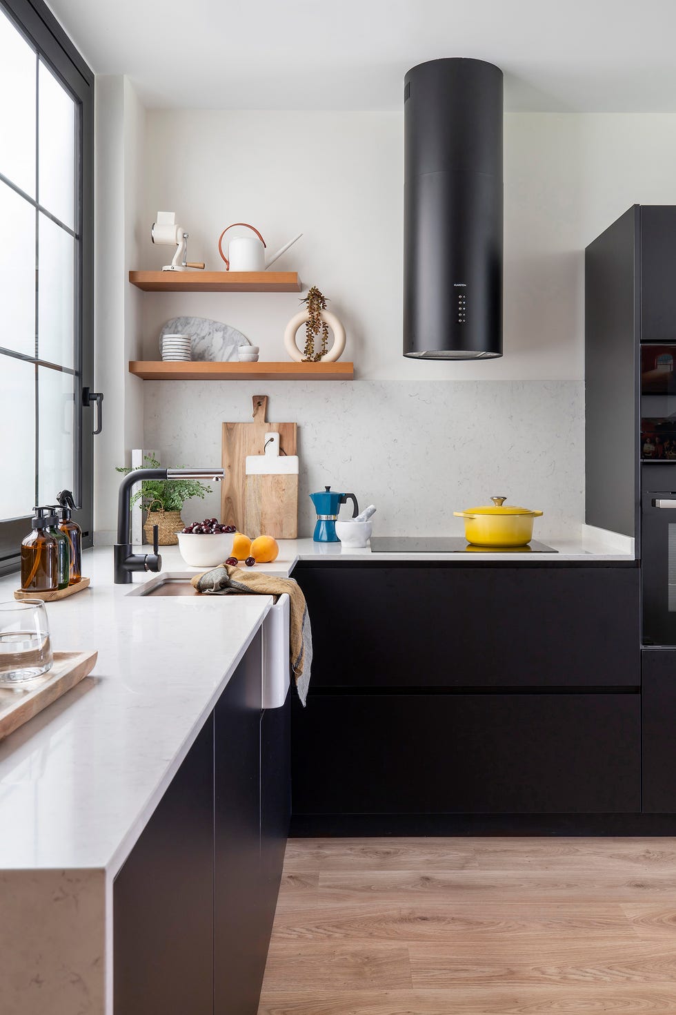 cocina con frentes negros