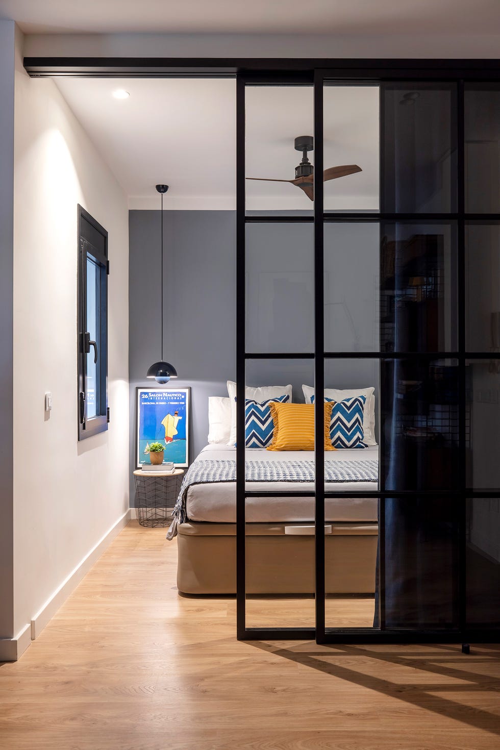 dormitorio con corredera de cristal y perfilería metálica negra