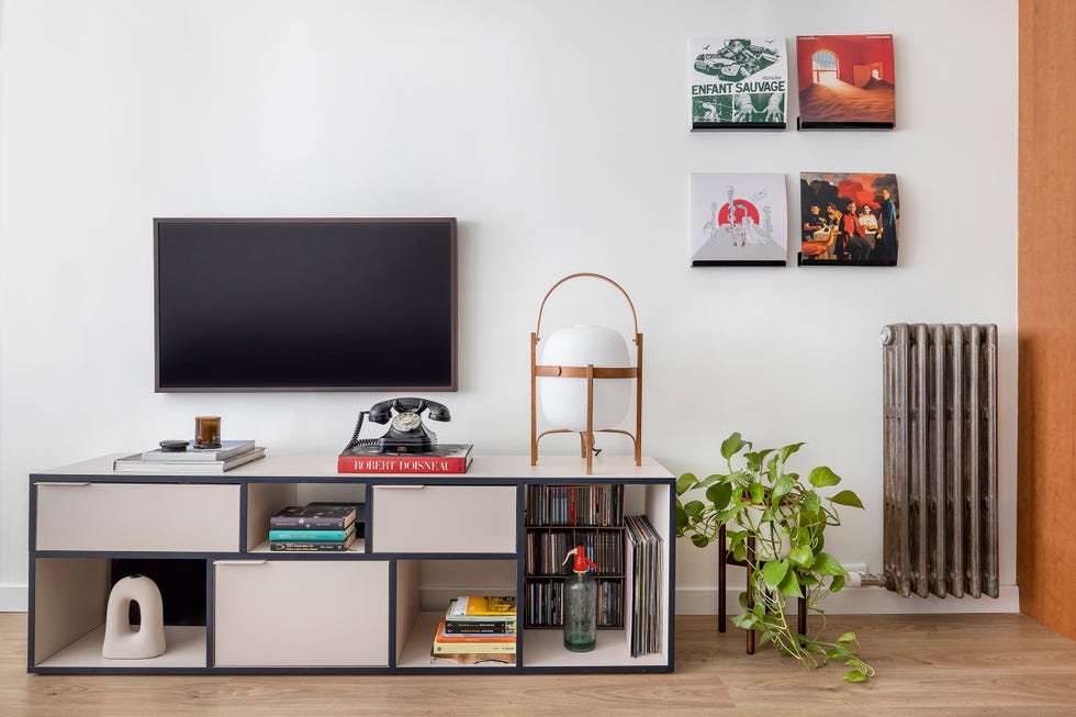 mueble de tv con almacenaje abierto y cerrado