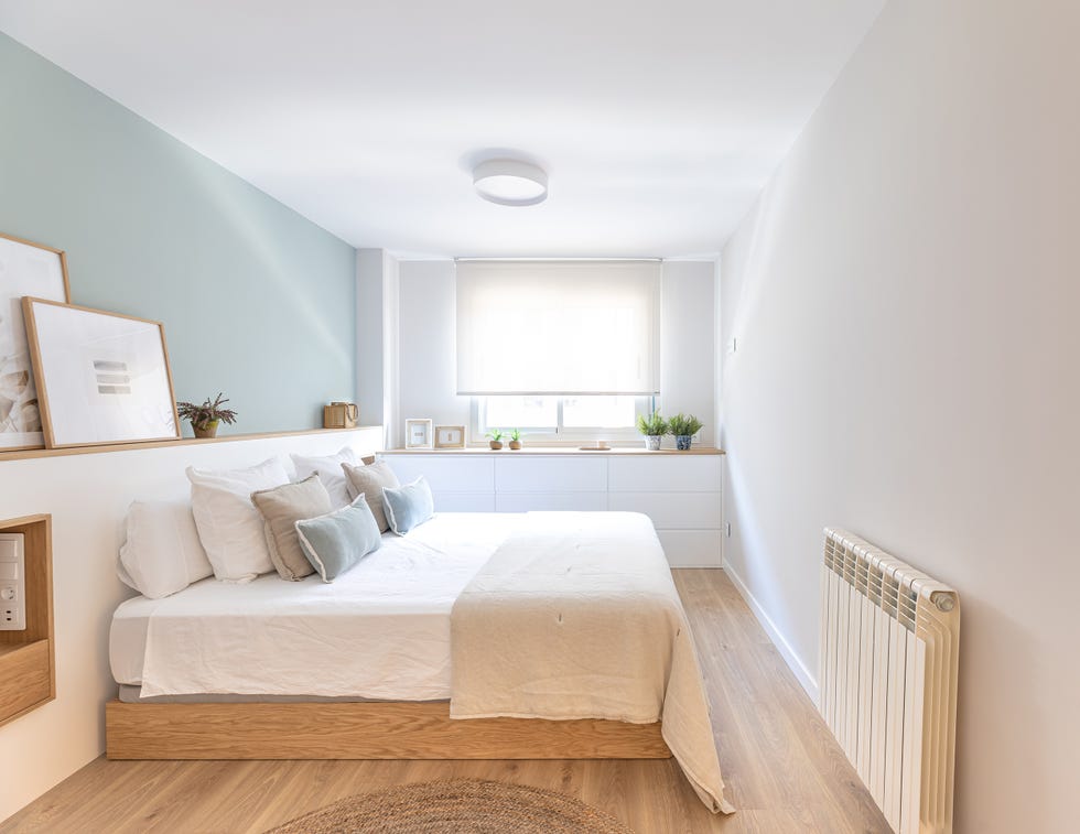 dormitorio con cabecero de obra y diseño scandi