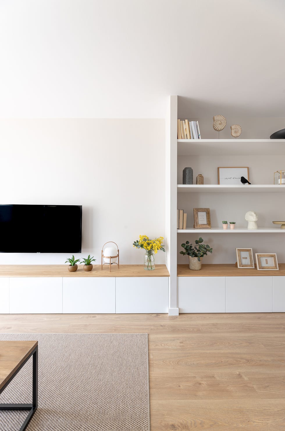 mueble tv de diseño nórdico en blanco con balda de madera