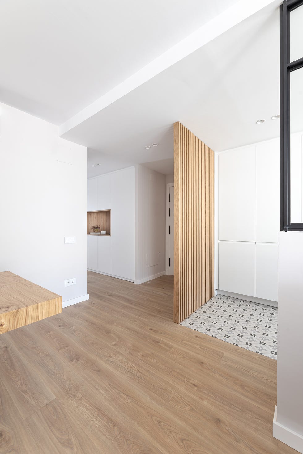cocina de diseño moderno abierta al salón y al recibidor