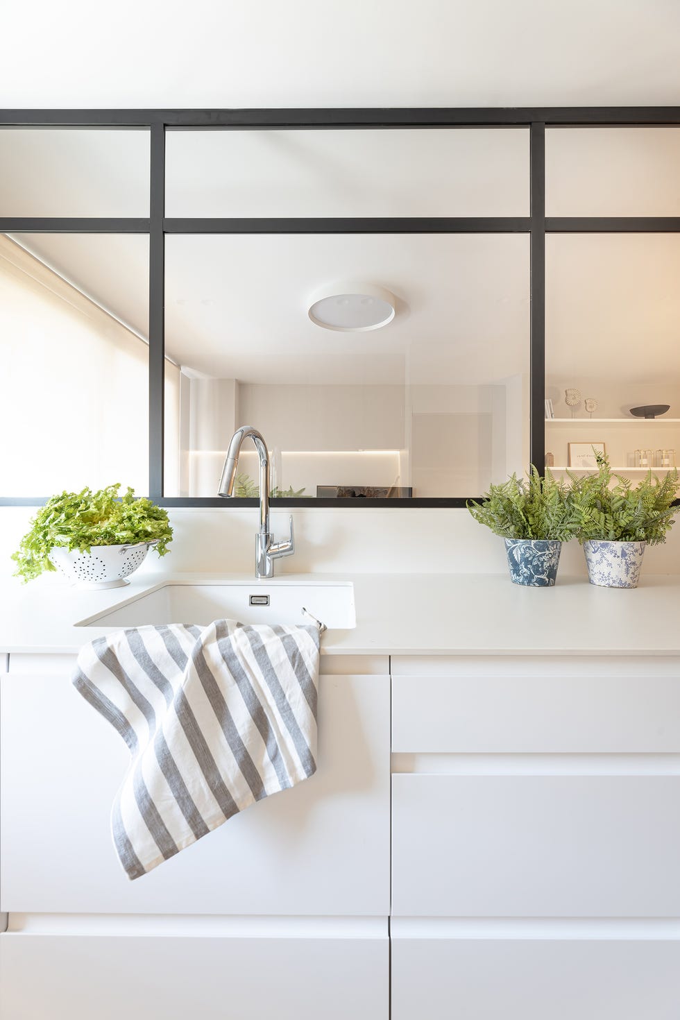 cocina blanca con cerramiento de cristal