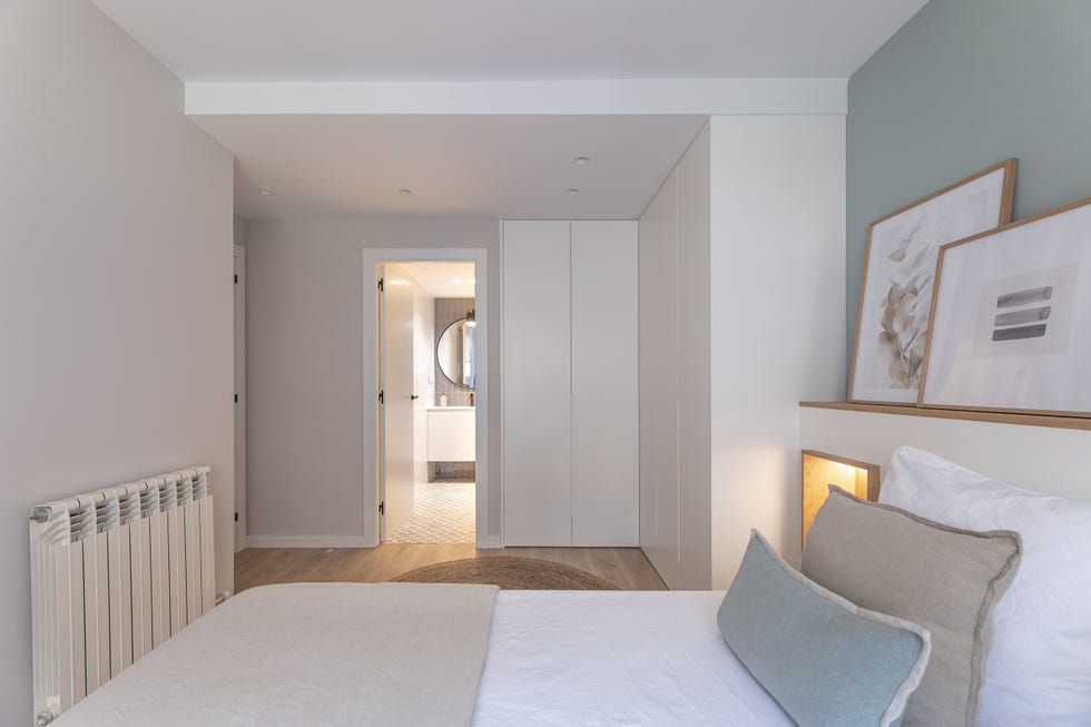 dormitorio con cabecero de obra y diseño scandi