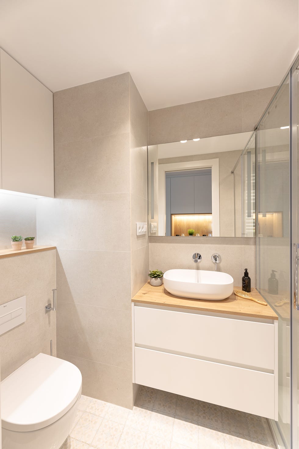 baño moderno con mueble de lavabo suspendido en color blanco