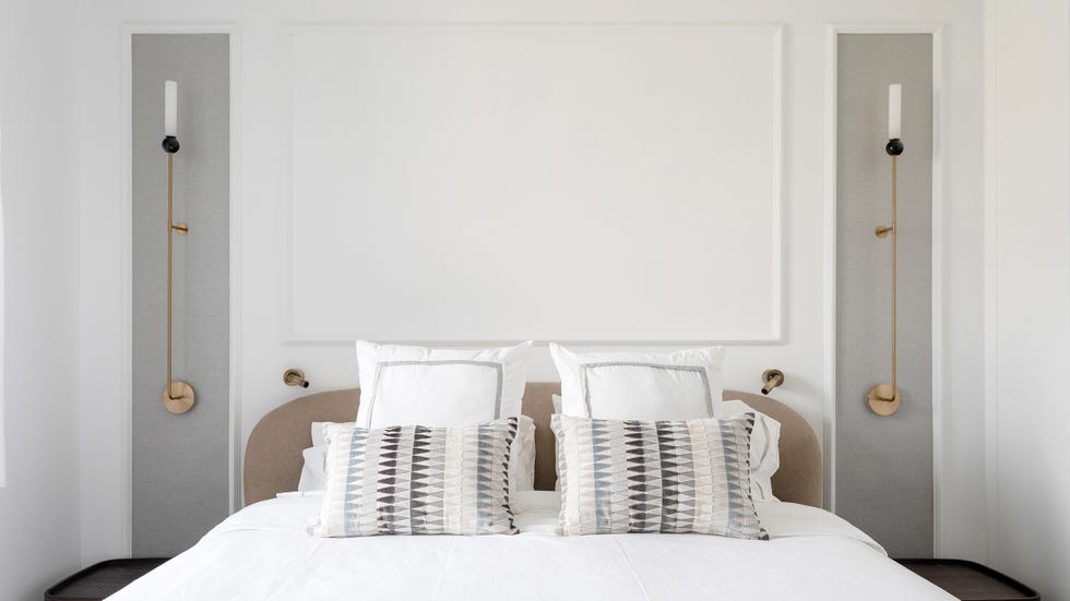 dormitorio con moldura decorativo en la pared del cabecero blanca