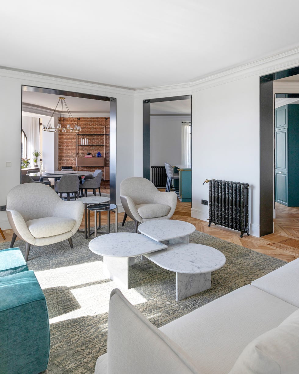 salón con mesa de centro de mármol y dos butacas de diseño contemporáneo