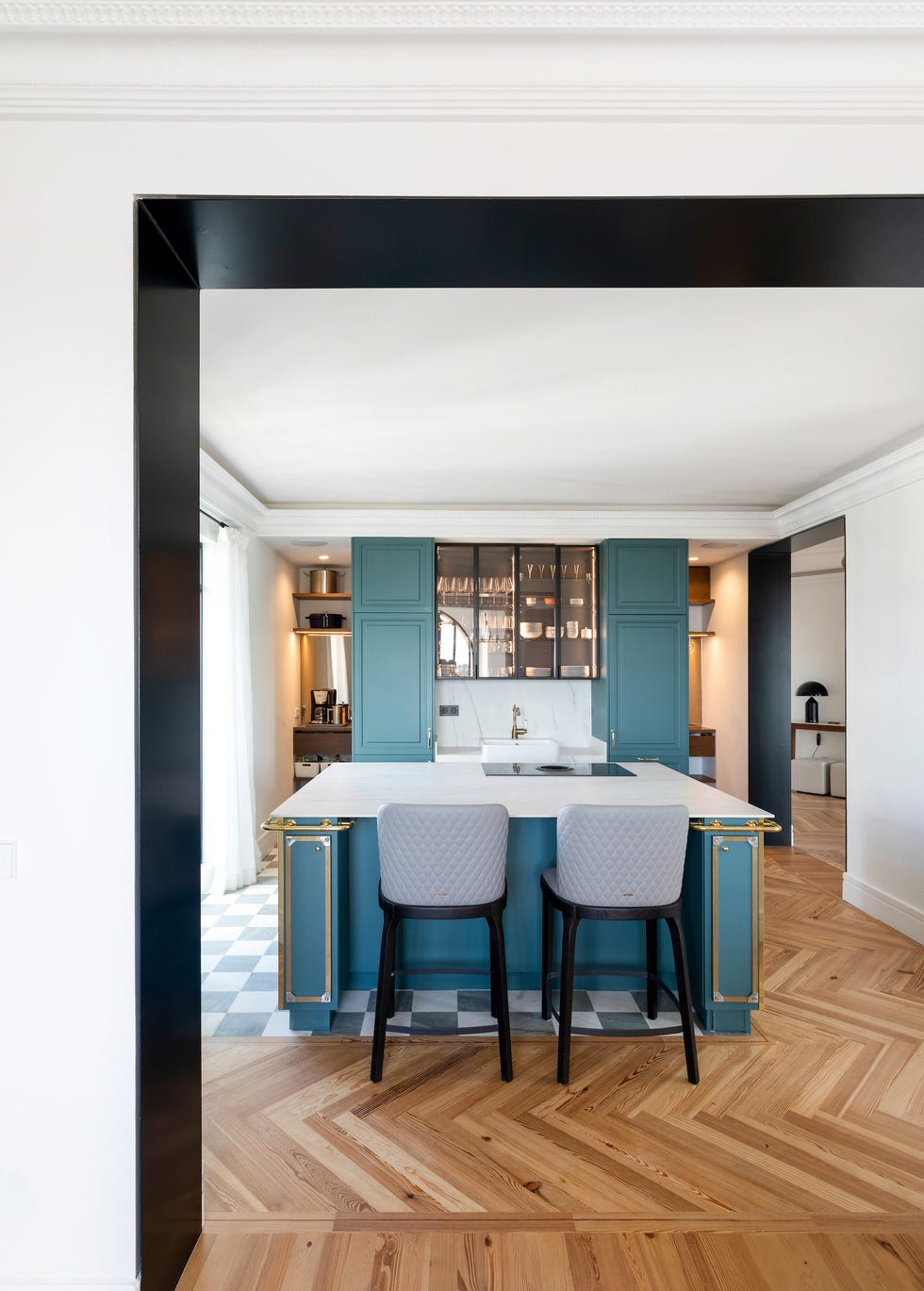 cocina con isla y frentes azules