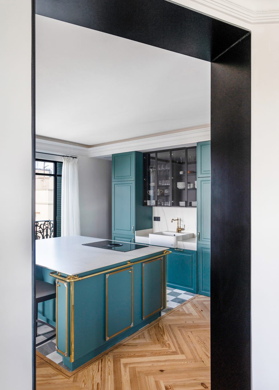 cocina con isla, frentes azules y detalles de latón