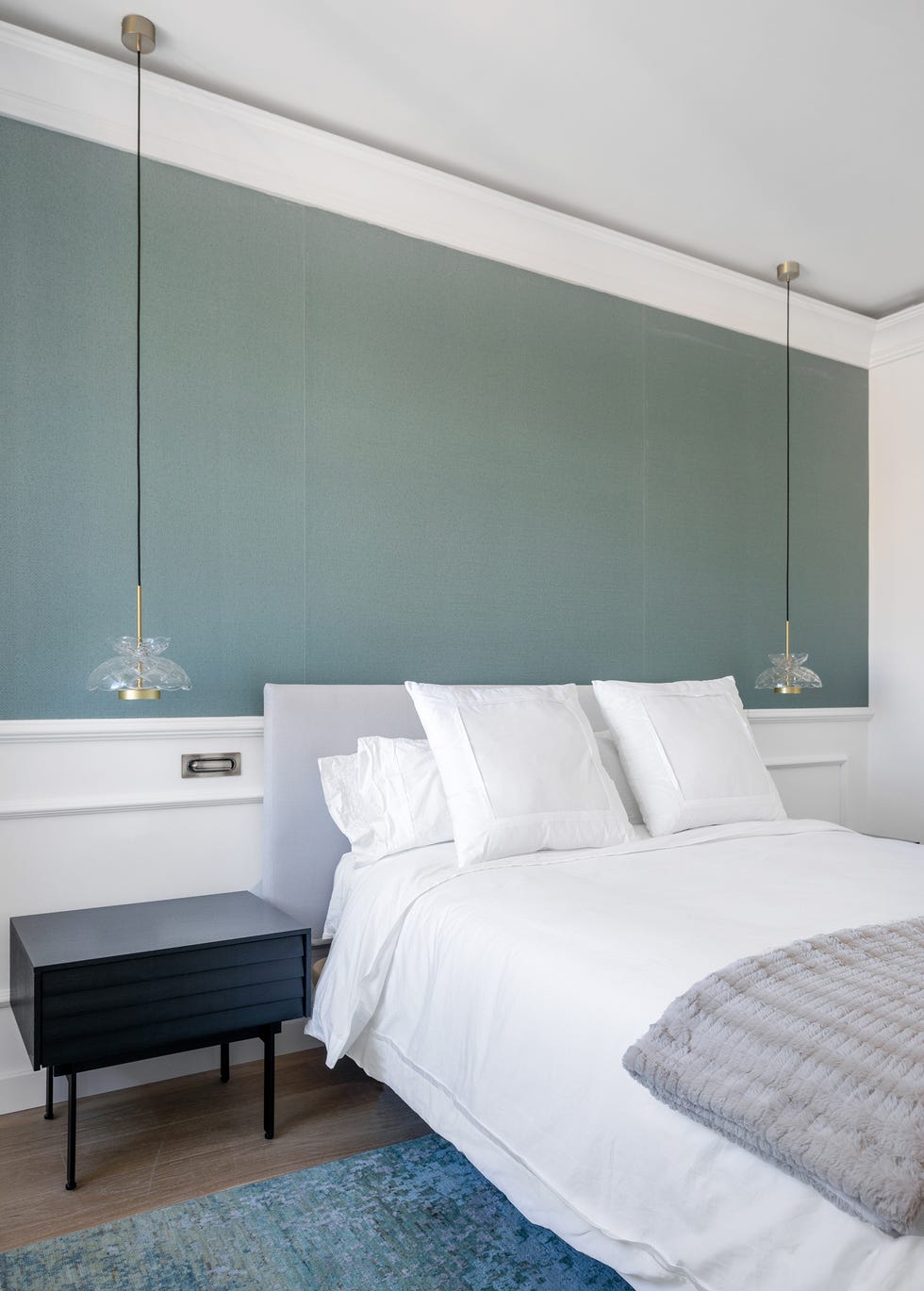 dormitorio clásico moderno con arrimadero blanco y papel pintado verde