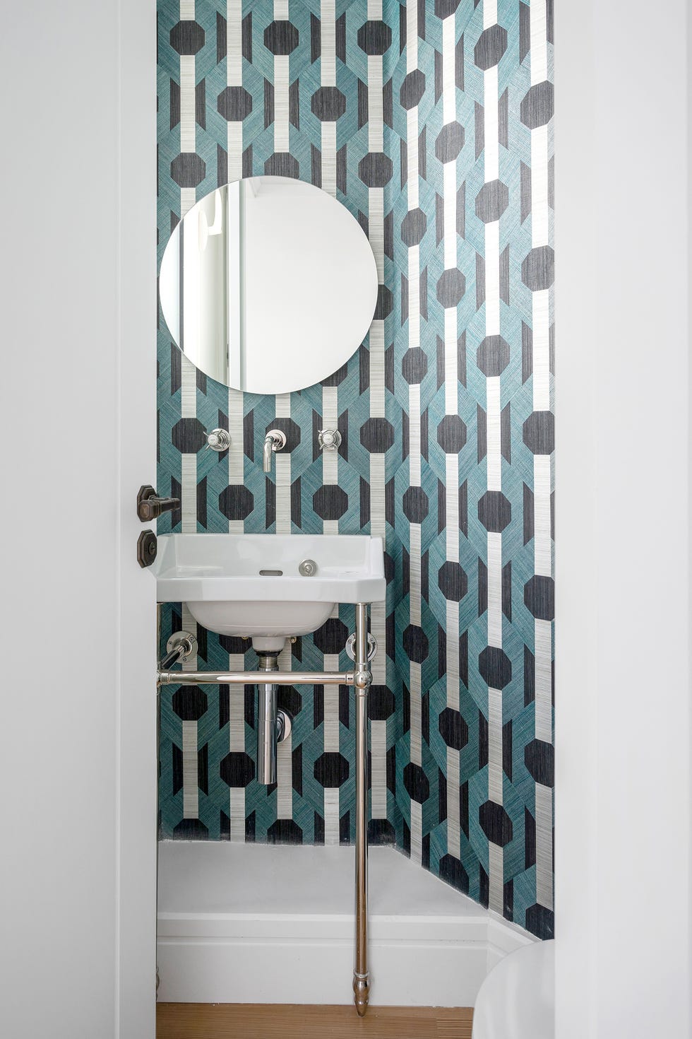 aseo retro con papel pintado con motivos geométricos en azul