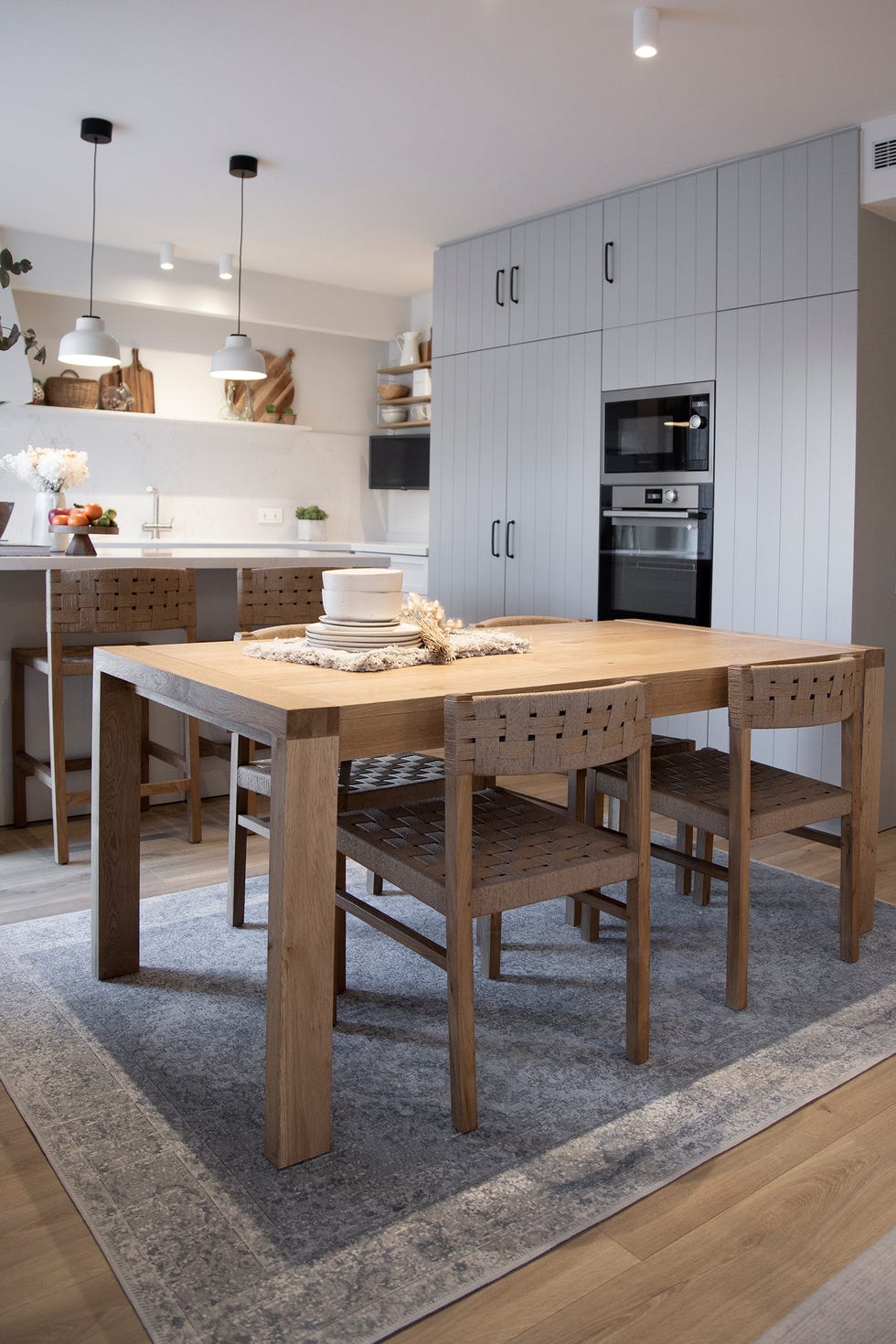 cocina con comedor de madera integrado