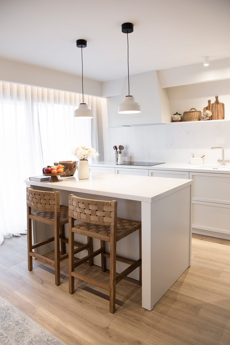 cocina blanca con isla central