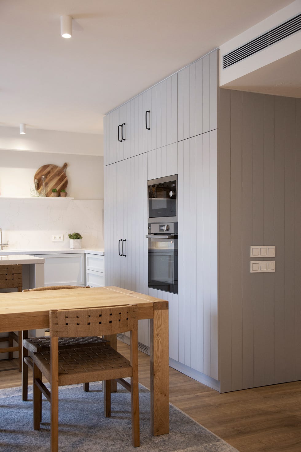 cocina con comedor de madera integrado