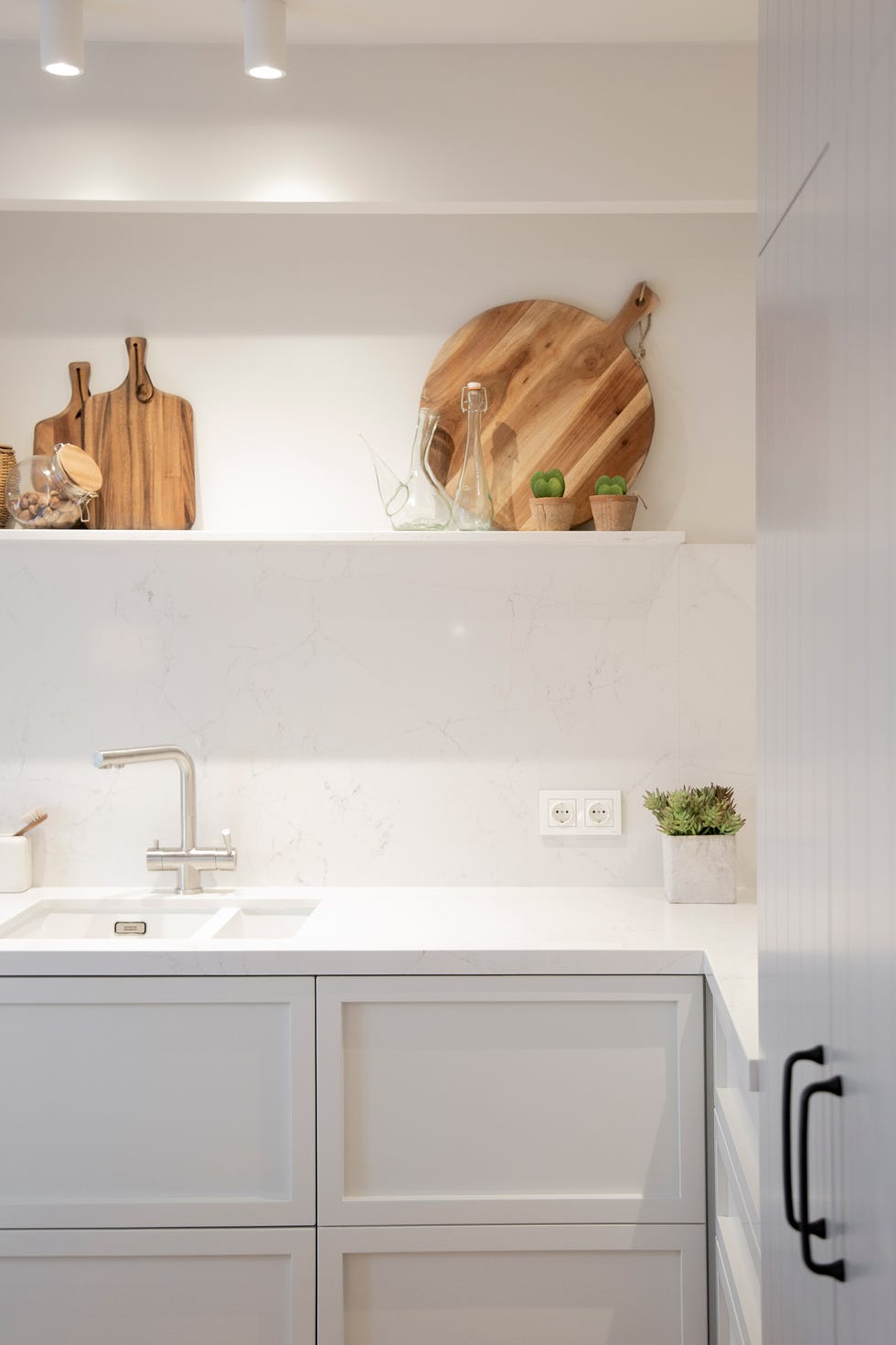 cocina blanca con frente y encimera de mármol