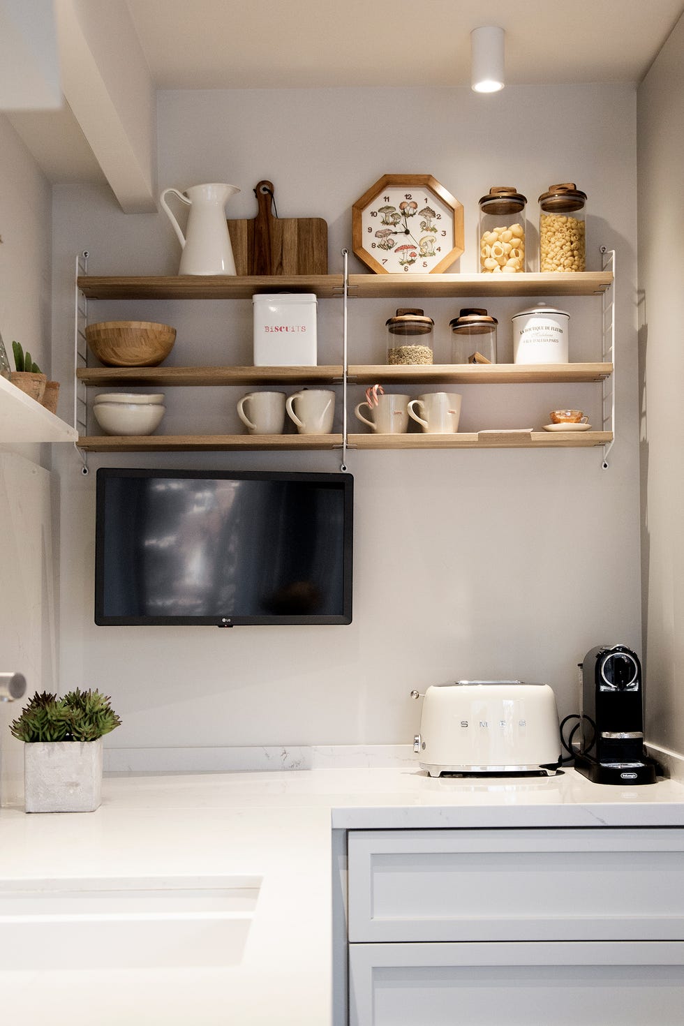 estantes de madera en la cocina