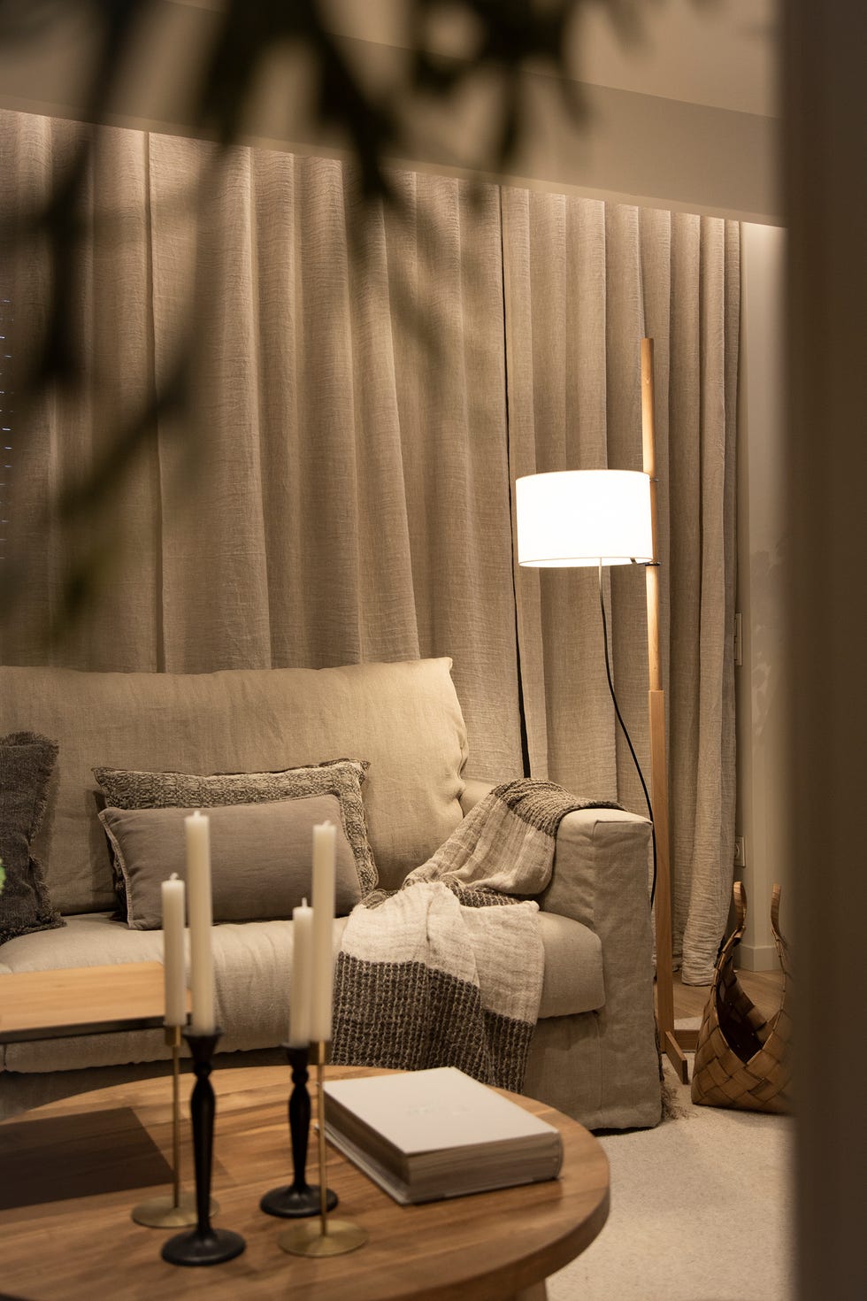 salón con sofá y cortinas de color gris