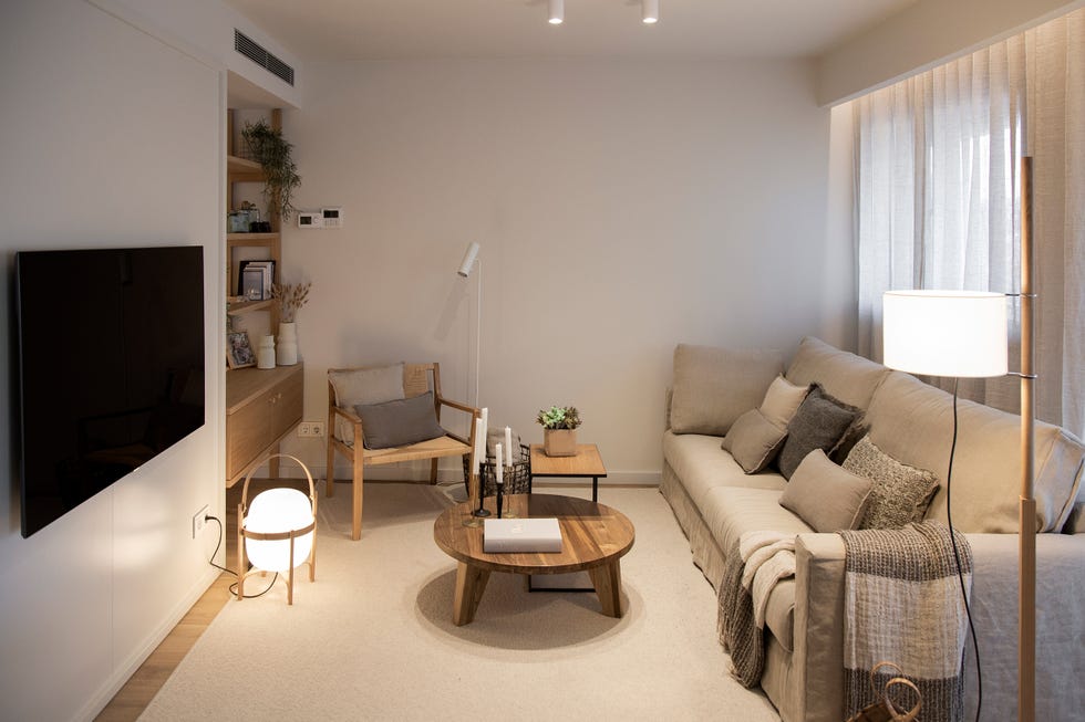 salón en tonos tierra con muebles de madera