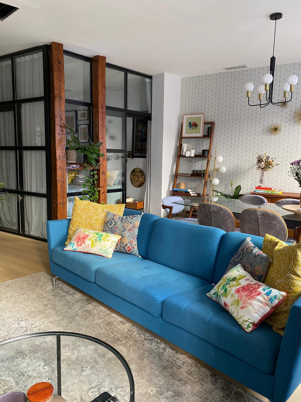 salón comedor de estilo vintage y masculino