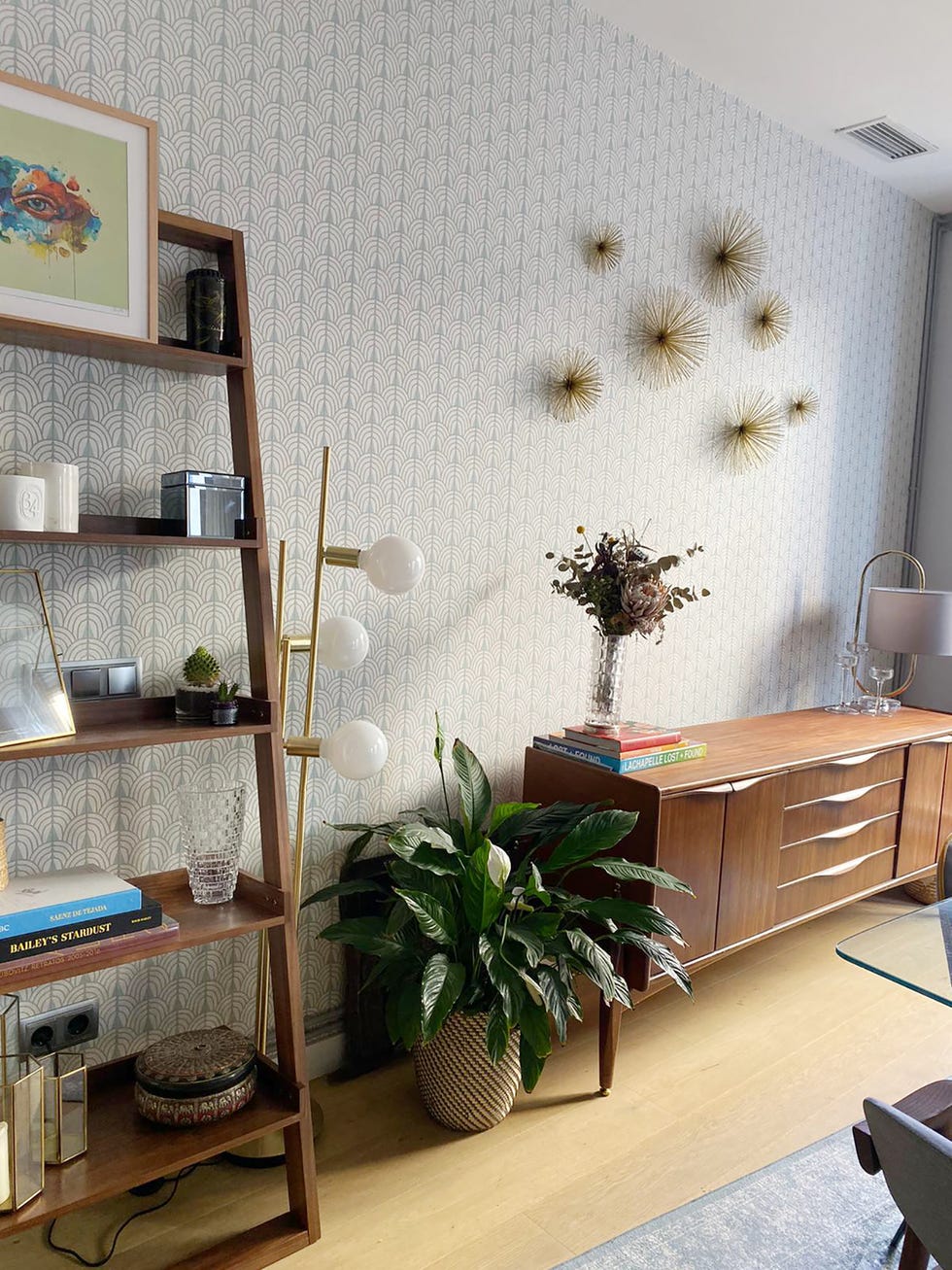 aparador vintage, erizos dorados y papel pintado con motivos geométricos