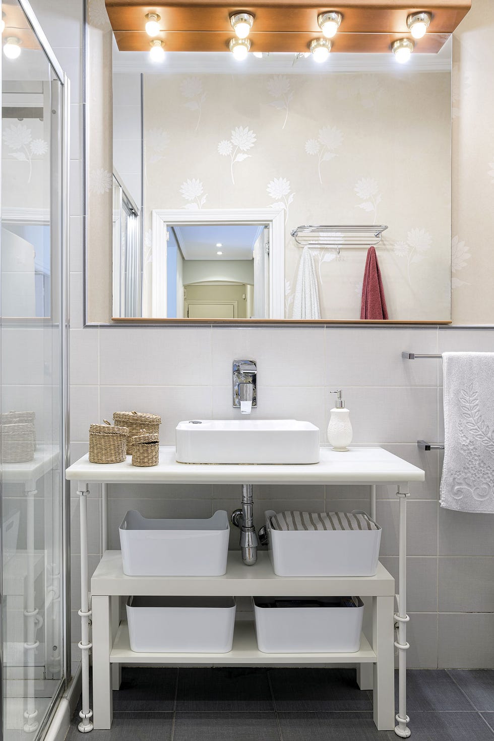 piso familiar cuarto de baño en colores claros