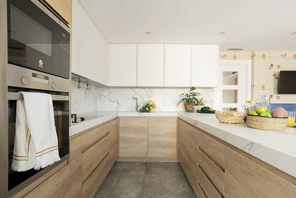 piso familiar funcional cocina en blanco y madera