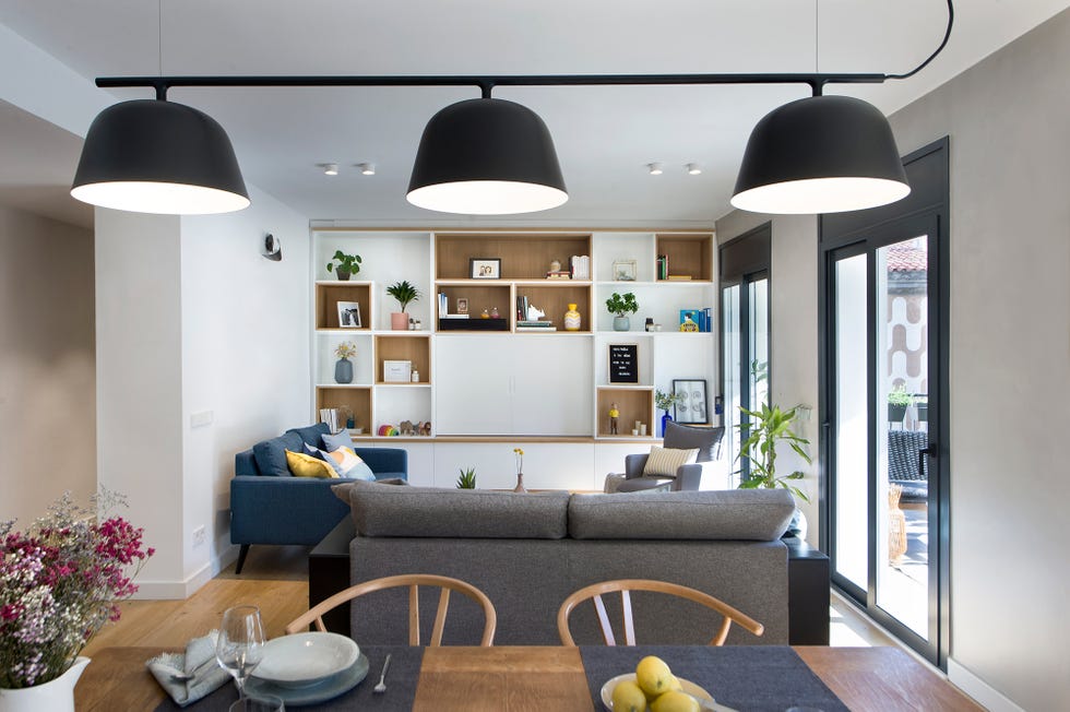 Salón de estilo nórdico con estantería abierta